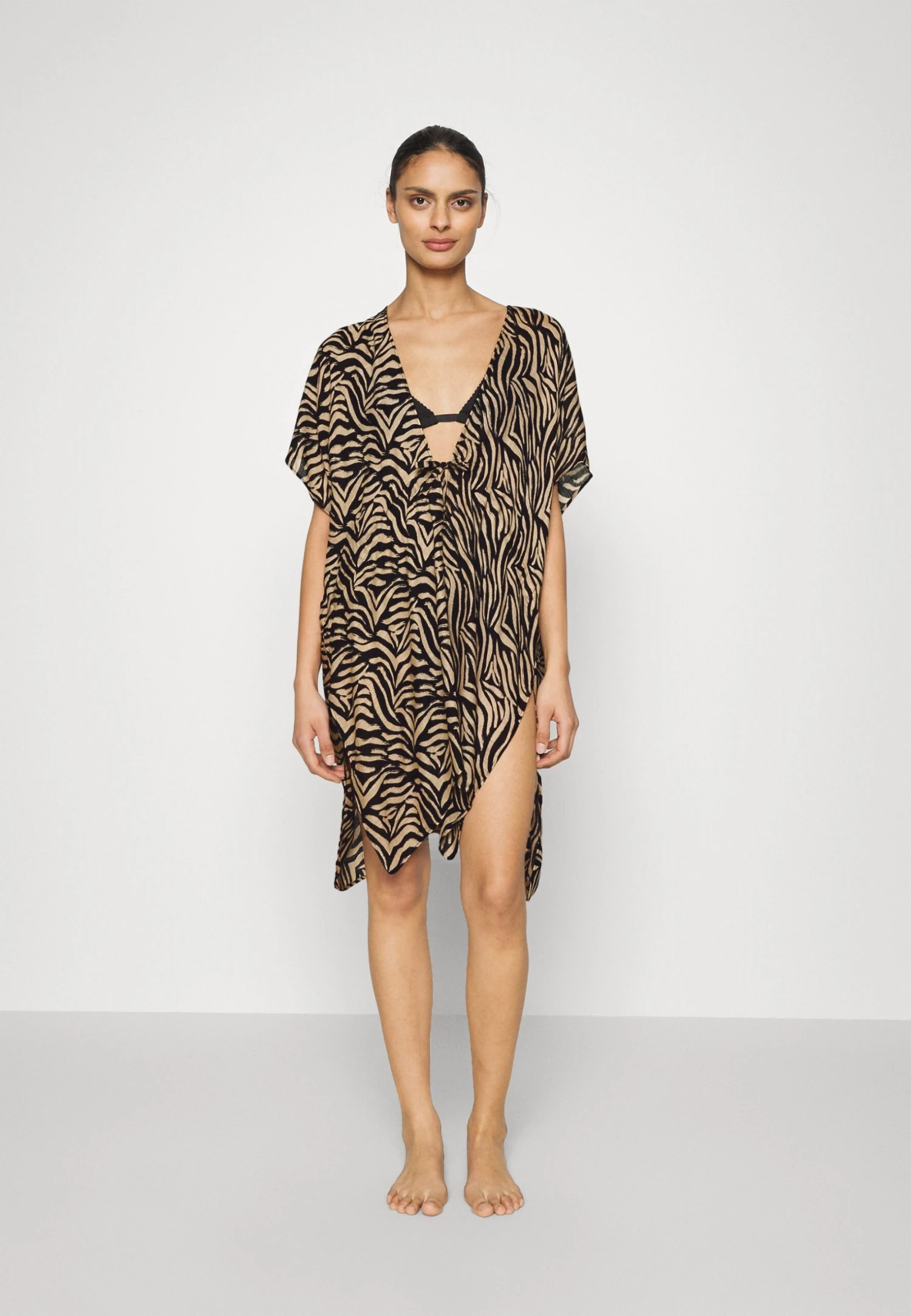 Anna Field Printed Short Kimono / 606 - Khaki_003 - Off-White - Accessoire De Plage - Black/Tan 3 Anna Field Printed Short Kimono / 606 - Khaki_003 - Off-White - Accessoire De Plage - Black/Tan