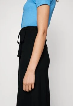 Anna Field Basic Wrap Over Midi Skirt - Jupe Trapèze - Black 15 Anna Field Basic Wrap Over Midi Skirt - Jupe Trapèze - Black -Anna Field Soldes Boutique 803d7cd6783d444c9f967014797606fc