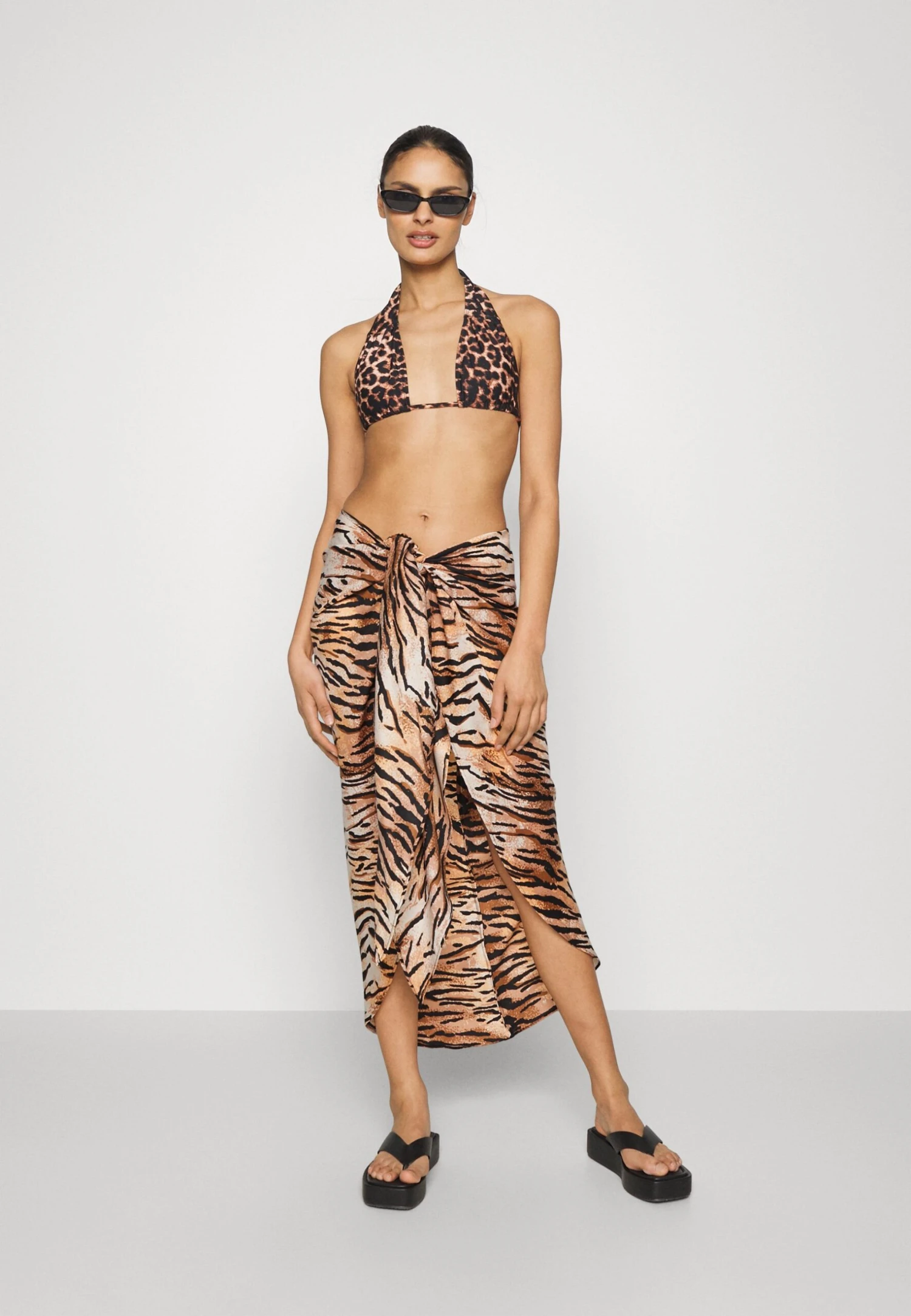 Anna Field Geo Print Sarong / 917 - Multi-Coloured - Jupe Portefeuille - Multi-Coloured 4 Anna Field Geo Print Sarong / 917 - Multi-Coloured - Jupe Portefeuille - Multi-Coloured – Image 2