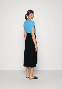 Anna Field Basic Wrap Over Midi Skirt - Jupe Trapèze - Black 11 Anna Field Basic Wrap Over Midi Skirt - Jupe Trapèze - Black -Anna Field Soldes Boutique 9580a1d9a4ef4a1194e83a5999c45651