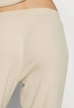 Anna Field Pyjama - Off-White 16 Anna Field Pyjama - Off-White -Anna Field Soldes Boutique d12046b5d132415aa9645e8d17980ce0