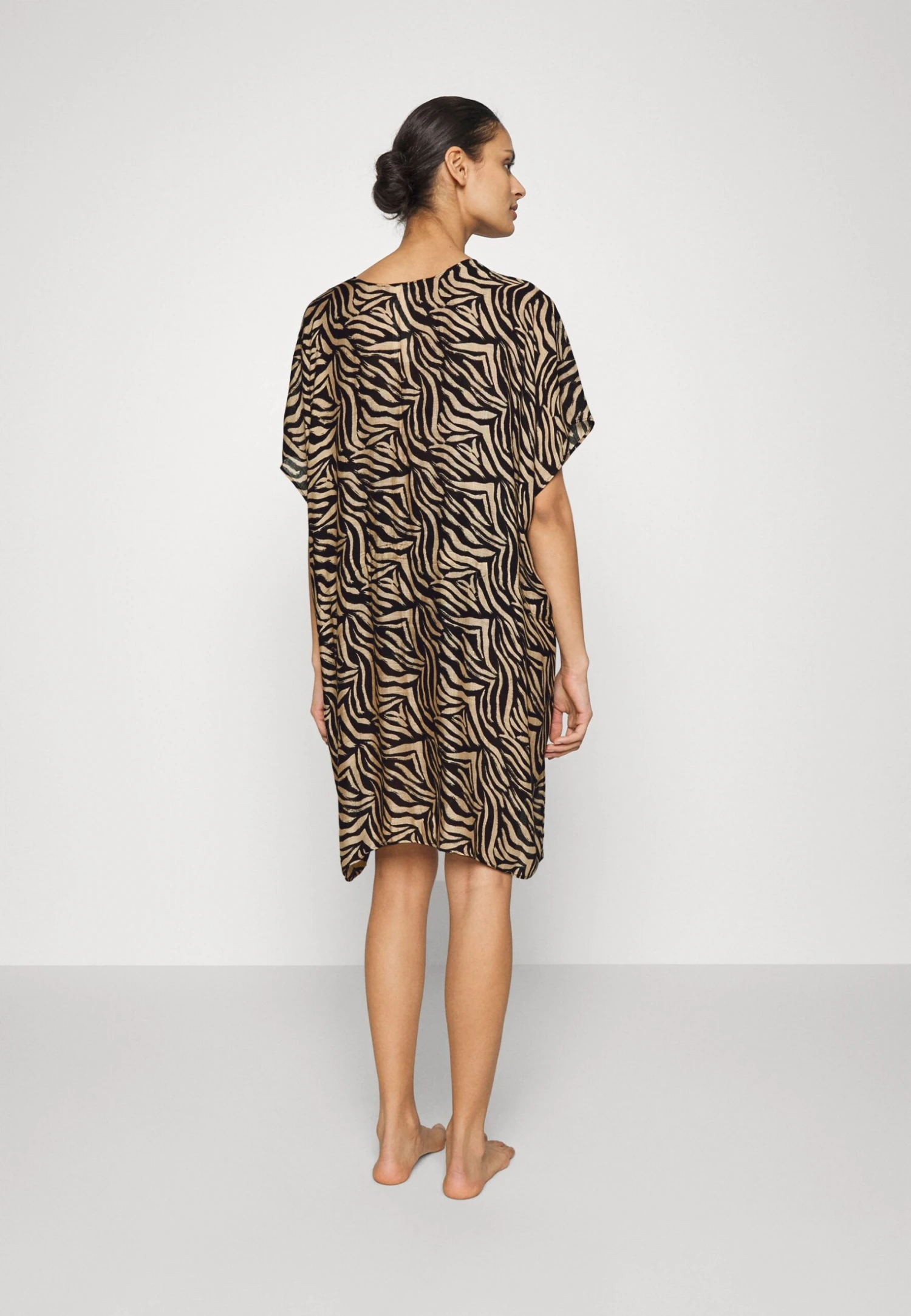 Anna Field Printed Short Kimono / 606 - Khaki_003 - Off-White - Accessoire De Plage - Black/Tan 5 Anna Field Printed Short Kimono / 606 - Khaki_003 - Off-White - Accessoire De Plage - Black/Tan â Image 3